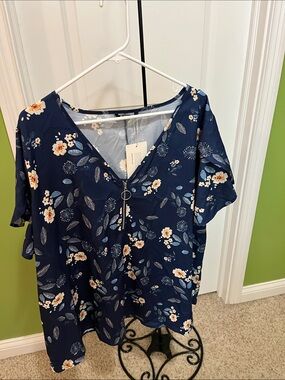 NWT Bloomchic Navy Floral V-Neck Top with Front Ring Zip